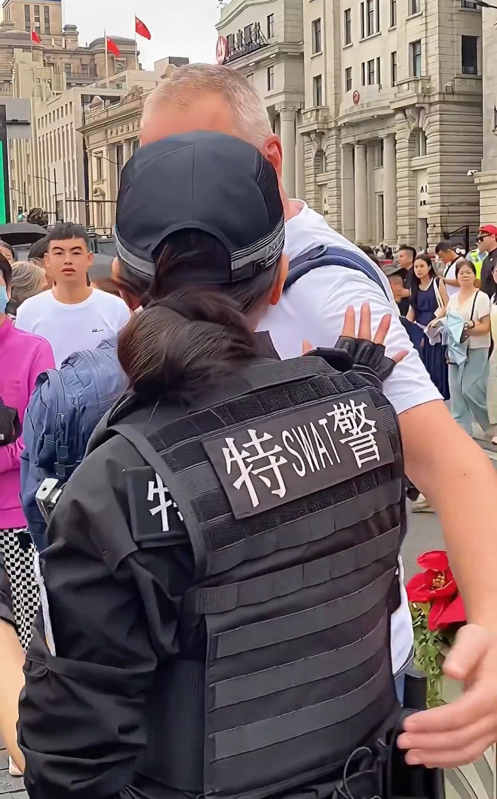 钱雪颖礼貌要求外籍游客合照时保持距离。微博@无心简影