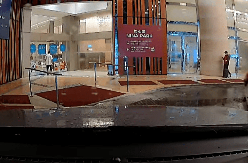 菲漢拖着行李離開酒店。車cam L（香港群組）