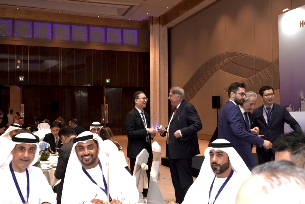 林定国出席与阿联酋商界领袖和法律界代表的午宴交流环节。