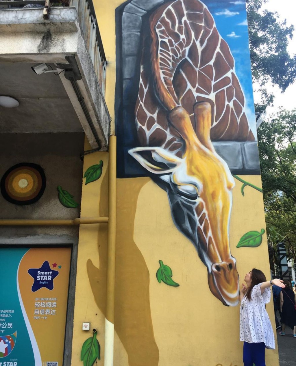 外墙都涂上涂鸦或巨型壁画。（图片来源：IG@hunawanpratiwi）