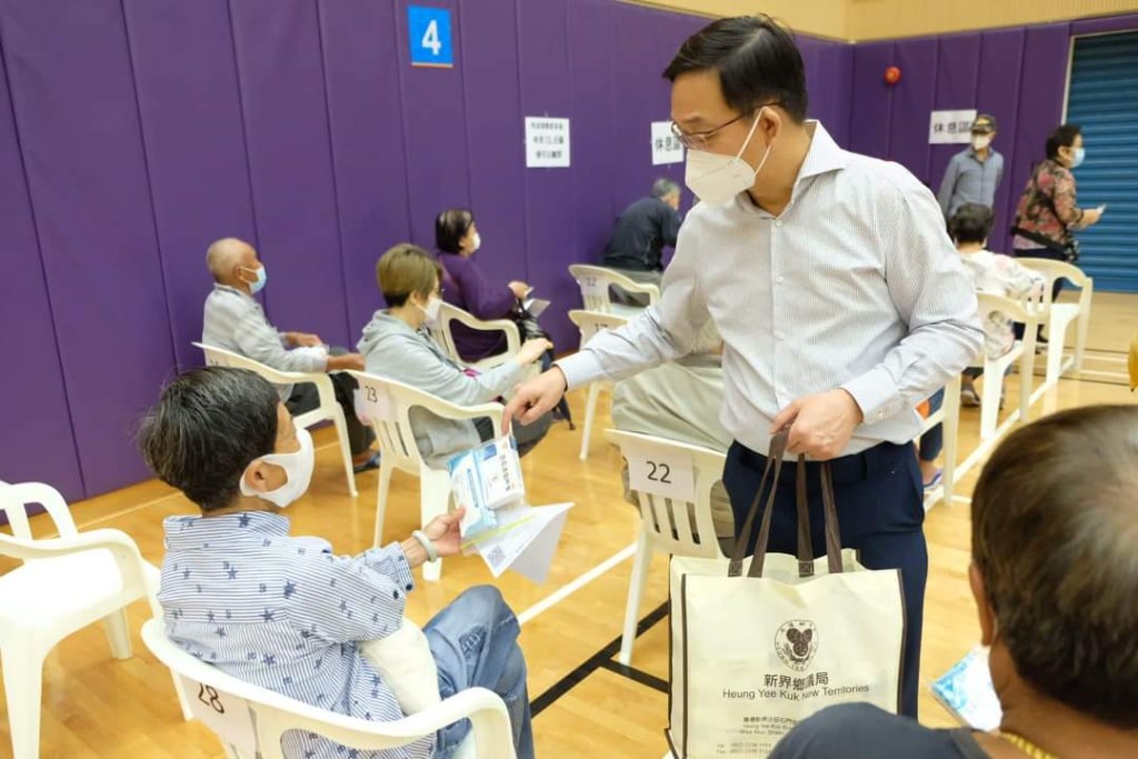 鄉議局連續三日安排外展醫護人員前往屯門、屏山和坪洲,為近三百名鄉民接種疫苗。