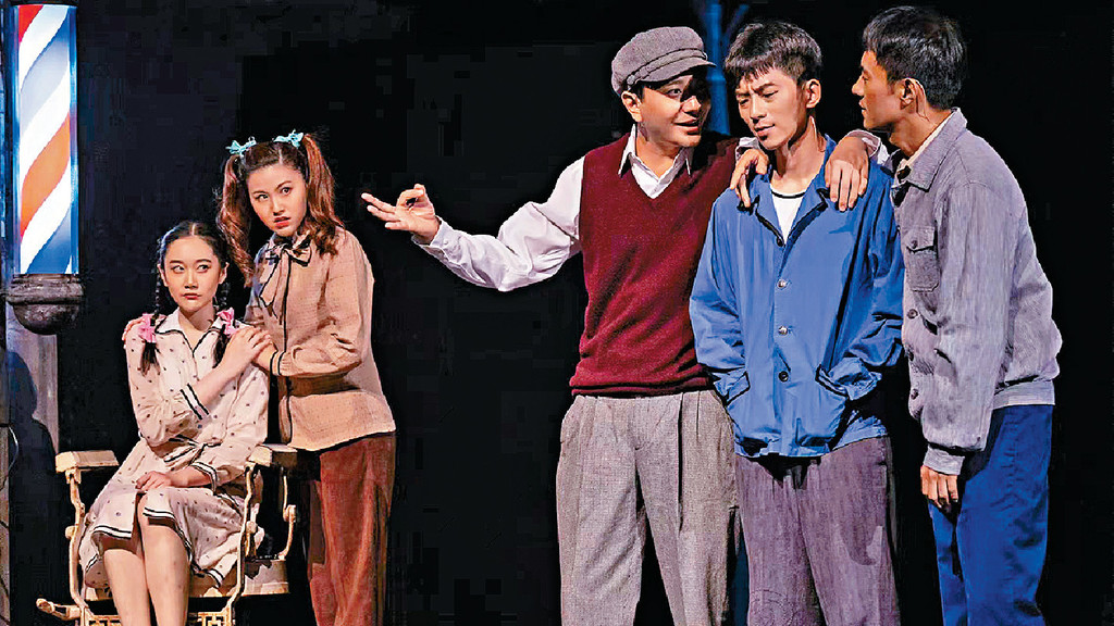 ■《繁花》以滬語方言演出，為香港觀眾帶來本地舞台上少見的「上海味道」。