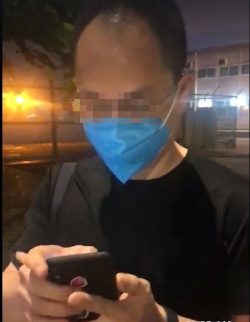 該男子一邊回答提問,一邊刪除手機內的照片。譚文豪FB影片截圖