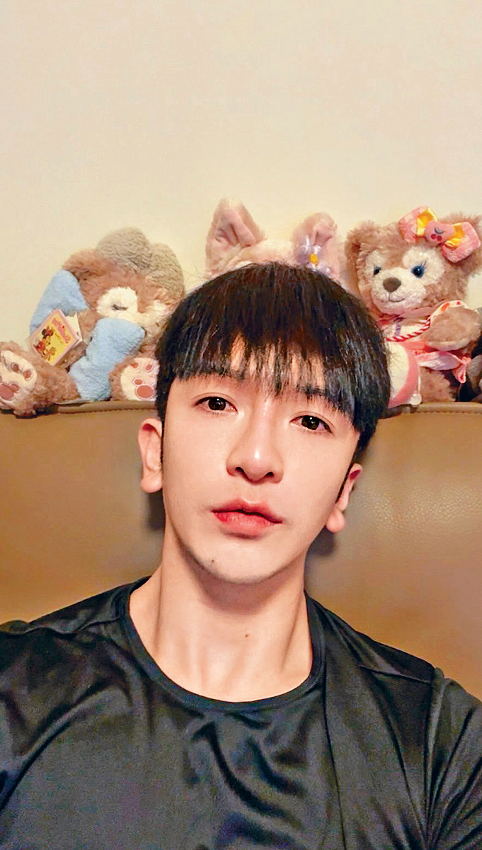 素顏的教主多了份鄰家男孩感覺。