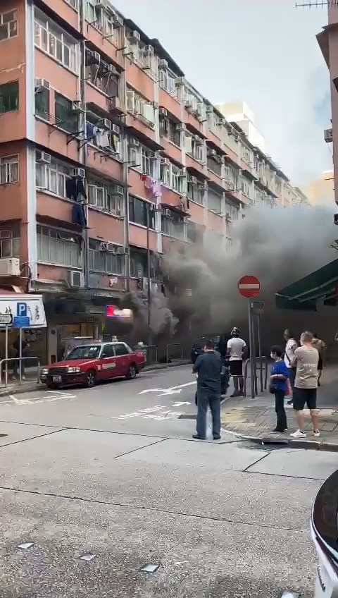 大量浓烟涌出锦荣街，弥漫整条街道。网上片段截图