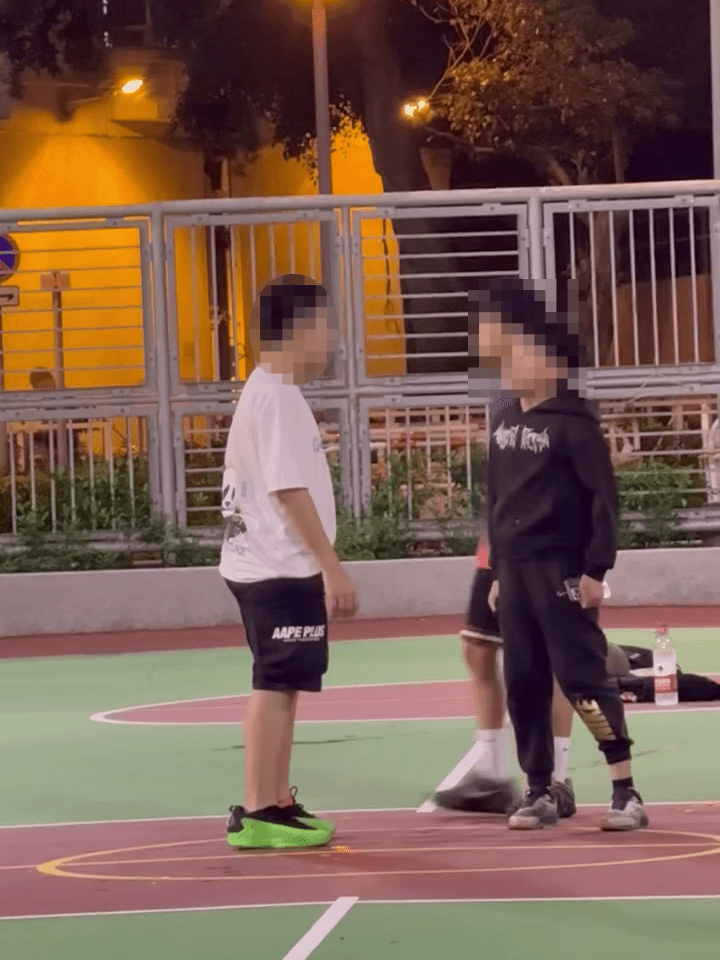 黑衫少年即使被旁邊友人相勸仍不願退縮,依然怒目直視。 黑衫少年即使被旁邊友人相勸仍不願退縮,依然怒目直視。
