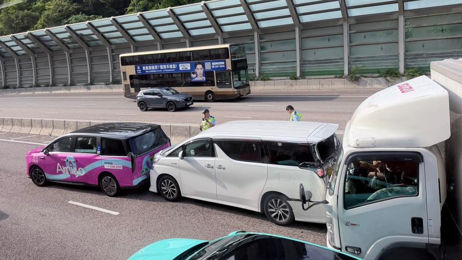 其中三車頭尾相撞。fb馬路的事 (即時交通資訊台) 其中三車頭尾相撞。fb馬路的事 (即時交通資訊台)