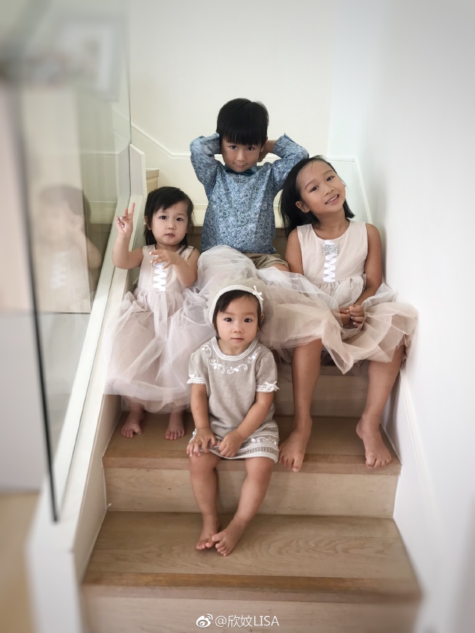 陈浩民与太太蒋丽莎育有4名子女。
