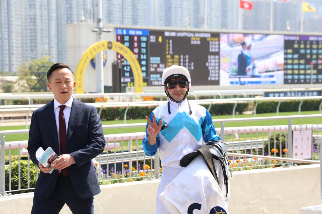 艾兆礼今日杀得性起，在第四场伙拍上场爆冷赢马的「金玉良言」再下一城，个人迅即连中三元，而且三场头马来自三个不同马房，可见其个人受支持。