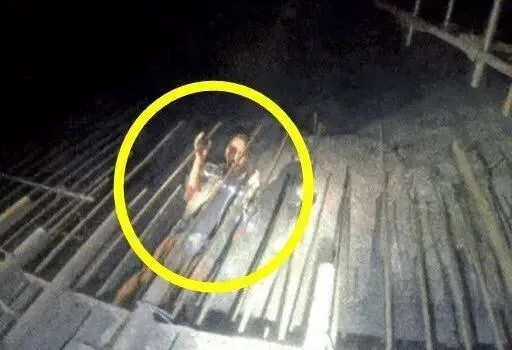 陆海涛在钢筋立柱间等待救援的画面。