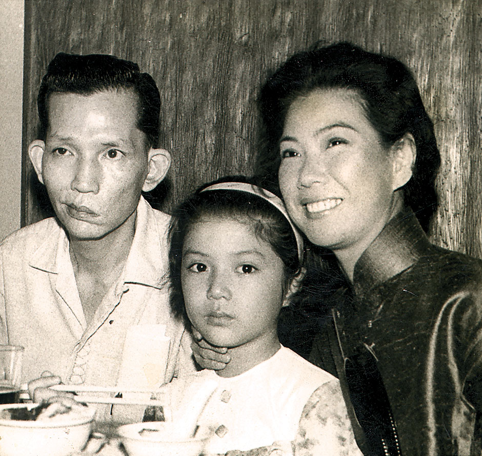 馮峰與第二任妻子陳惠瑜及女兒馮寶寶的合照。
