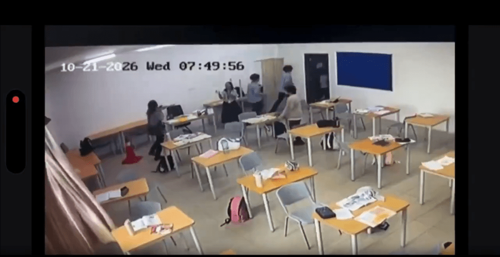 马来暴躁男学生不满利器被收,头戴手机直播挥斧砍伤女教师。Brahim_maldini & chaaaaww@X 马来暴躁男学生不满利器被收,头戴手机直播挥斧砍伤女教师。Brahim_maldini & chaaaaww@X
