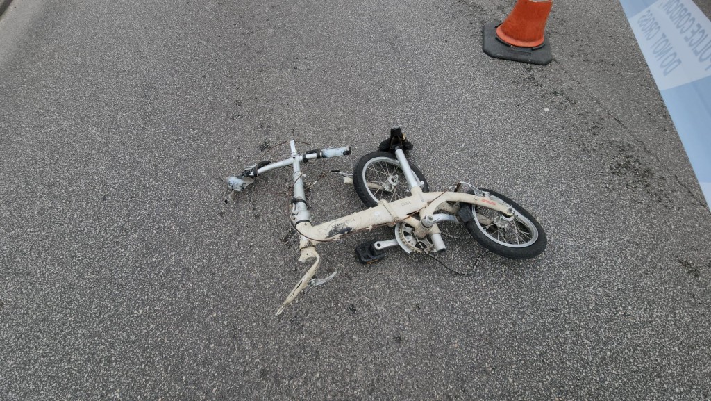 單車被撞後支離破碎。黎志偉攝 單車被撞後支離破碎。黎志偉攝