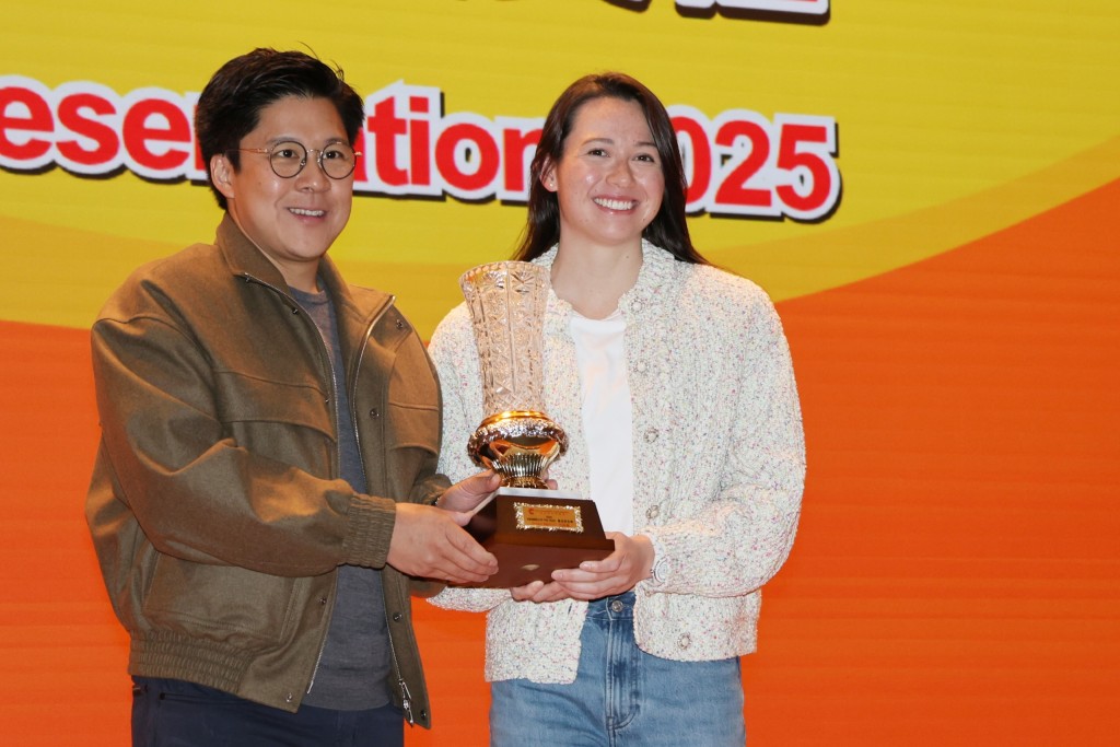 何詩蓓奪「最佳女泳員」獎。徐嘉華攝 何詩蓓奪「最佳女泳員」獎。徐嘉華攝