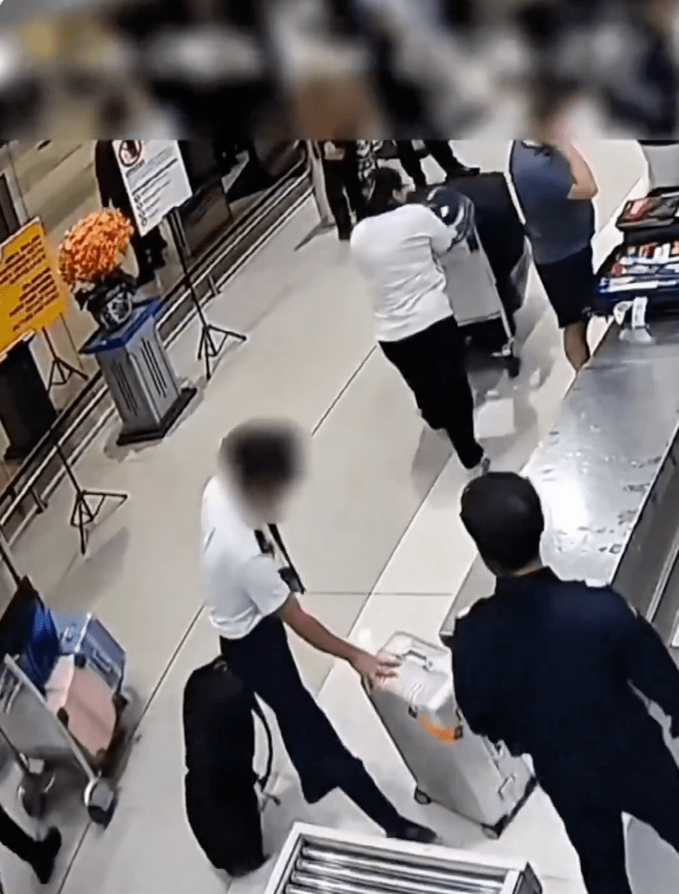 岂料最终仍被敏锐的海关人员拦下进行抽查。 岂料最终仍被敏锐的海关人员拦下进行抽查。