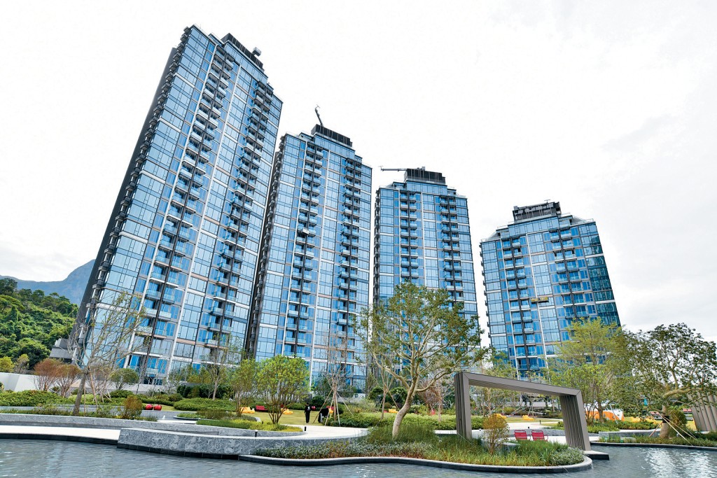 項目首輪銷售取得4.2萬票，以明日發售價單213伙計算，超額認購196倍。