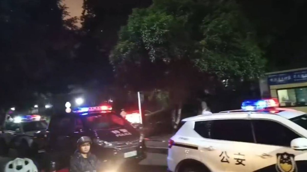 駕車衝撞路人事件發生後,大批警車趕到現場。微博 駕車衝撞路人事件發生後,大批警車趕到現場。微博