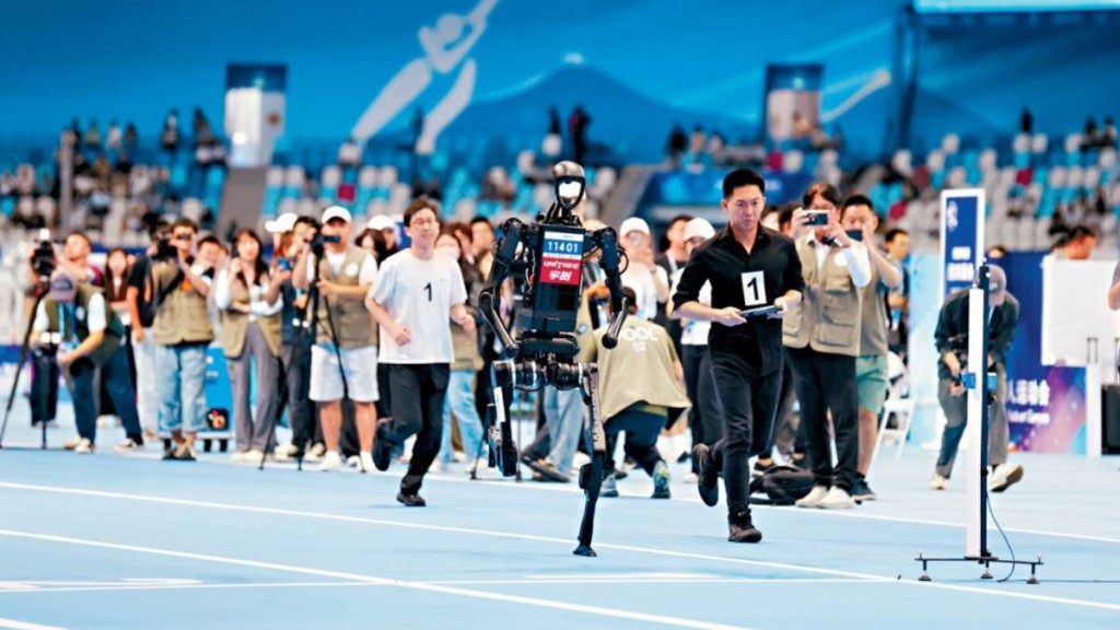 北京去年舉辦世界人形機械人運動會，展示機械人運動技能。