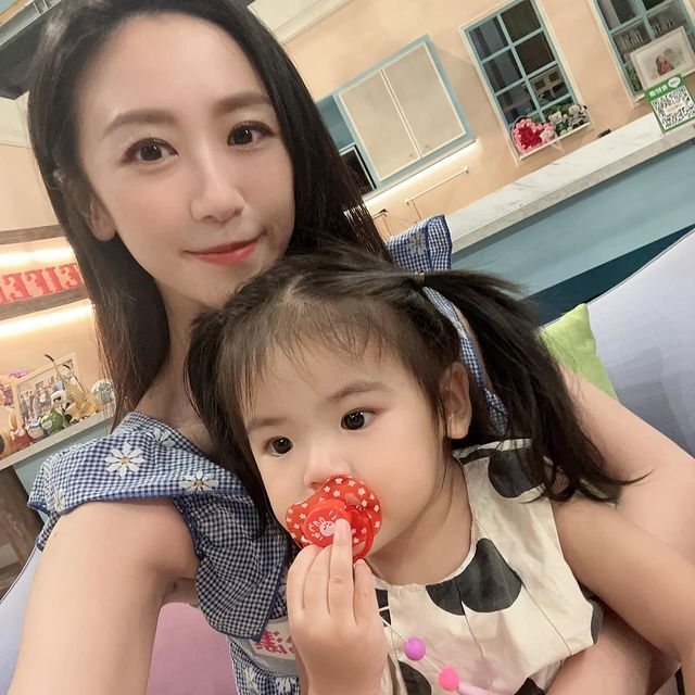 蔡允潔非常寵愛女兒。