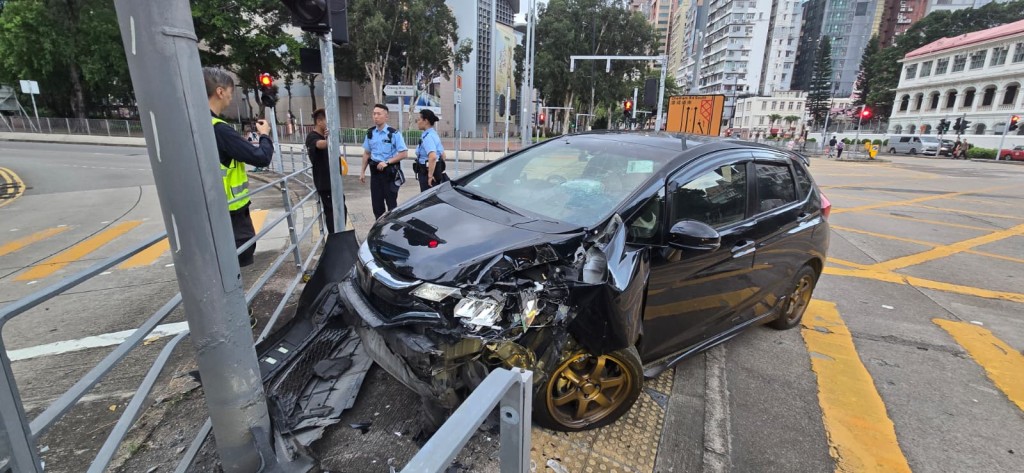 私家車車頭損毀。黎志偉攝 私家車車頭損毀。黎志偉攝