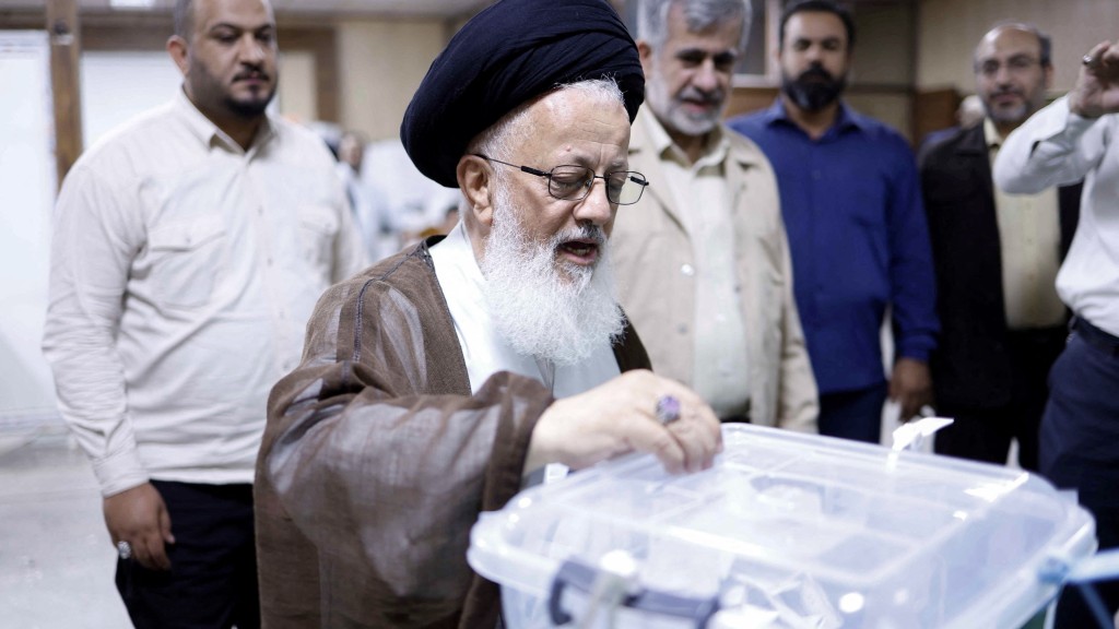 一名伊朗神職人員在伊拉克納傑夫的伊朗領事館投票。（路透社）