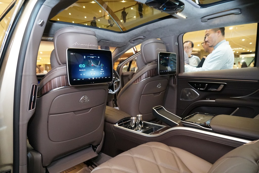 Mercedes-Maybach EQS SUV680标配15扬声器 Burmester 4D环回音响系统、连系两组11.6寸屏幕的MBUX High-End Rear Seat Entertainment后座多媒体娱乐系统及巨型天幕玻璃顶。