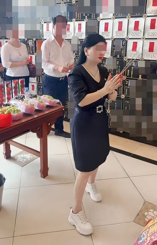 事發後，蔡天鳳媽媽拜祭女兒。