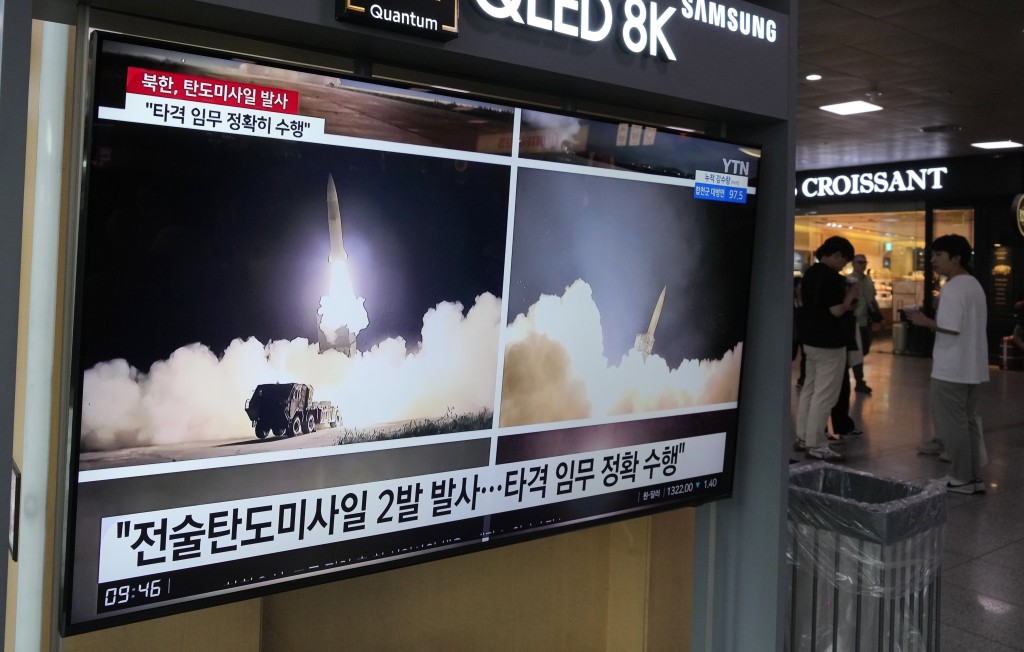 南韩首尔火车站播出北韩发射战术弹道导弹的片段。美联社