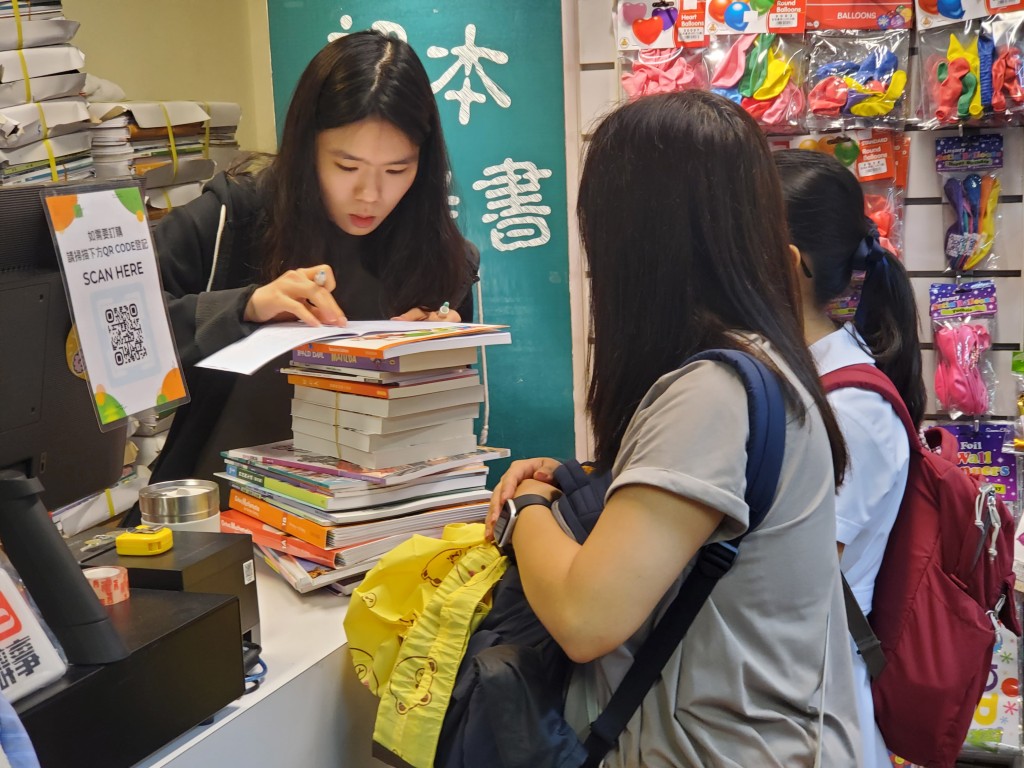 新學年大部分教科書加價,各級課本平均加3.6%。 新學年大部分教科書加價,各級課本平均加3.6%。