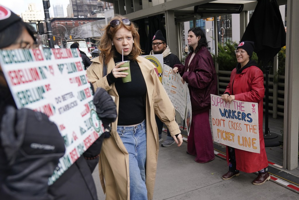 星巴克员工在纽约展开罢工的情况。AP