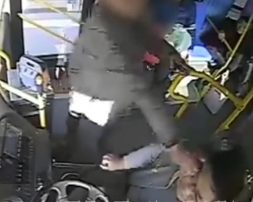 因低頭玩手機坐過站的男乘客,伸手怒拔司機眼鏡逼停車。(網圖)