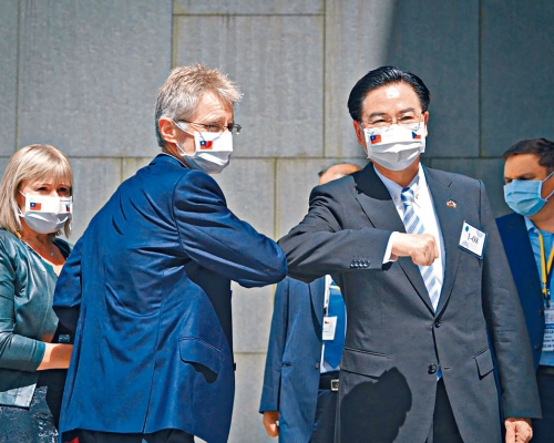 吳釗燮(右)去年接待捷克議長。