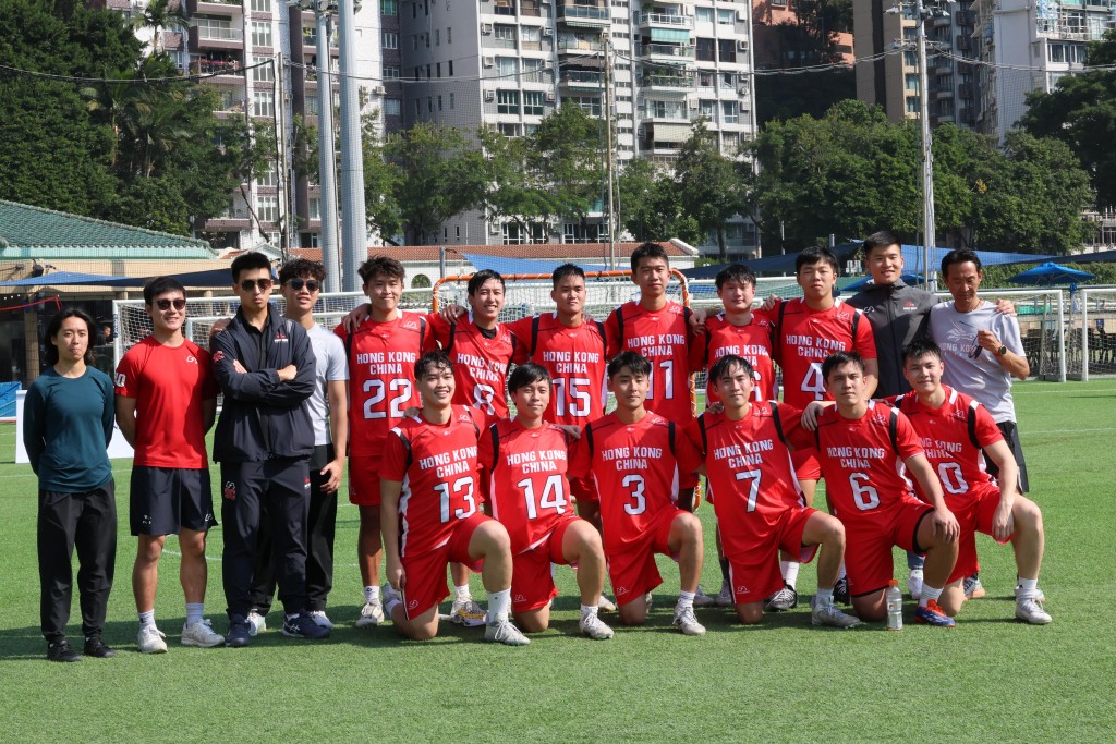 男子隊以新秀為主，教練周旨航（左三)是現役一隊代表。徐嘉華攝