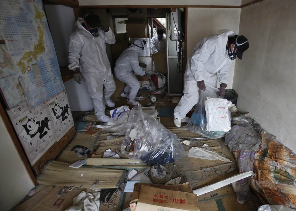 特殊清掃業者在「孤獨死」人士居住的房間進行清理。路透社