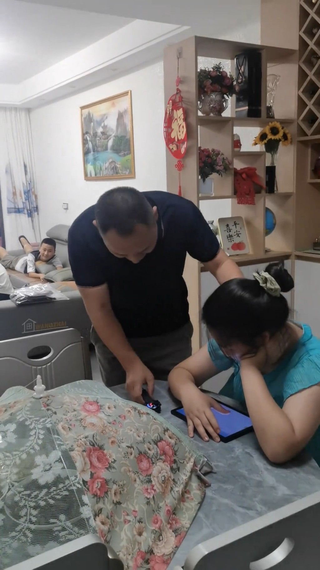 男子將手錶放在女兒身旁。抖音@一諾千66 男子將手錶放在女兒身旁。抖音@一諾千66