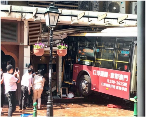 巴士衝入食肆,至少7人受傷。網圖