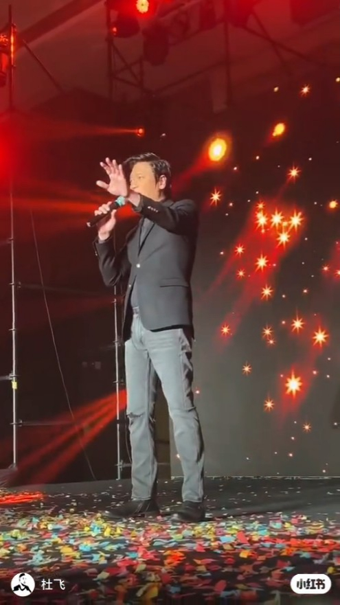 羅嘉良在新疆烏魯木齊登台，演唱《富貴門》主題曲《差一剎的地老天荒》。