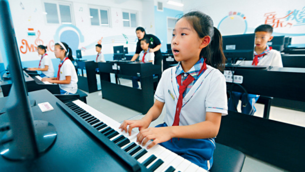 鋼琴業走下坡，學琴人數銳減。 圖為山東小學生們在學習彈鋼琴。