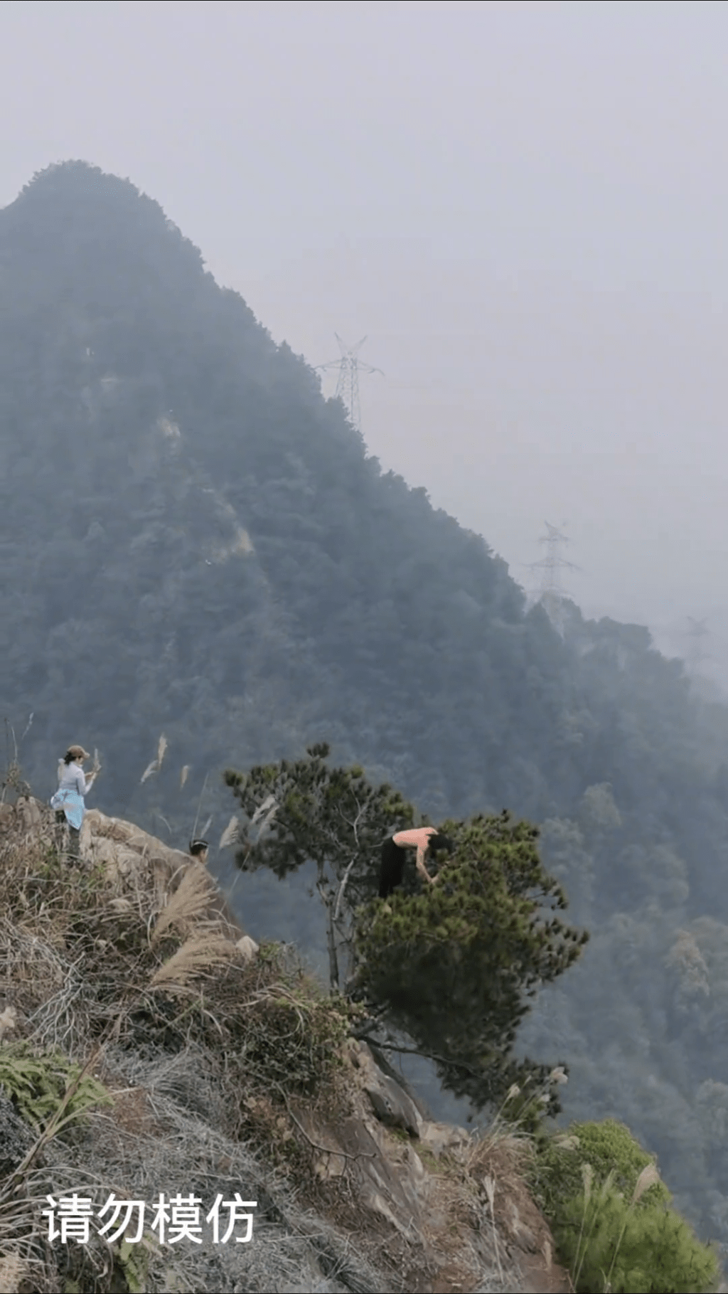 重慶南山虛靈峰，赤膊男子峭壁樹上做「掌上壓」。