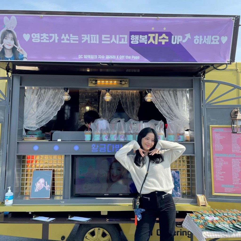 有一架咖啡餐車。