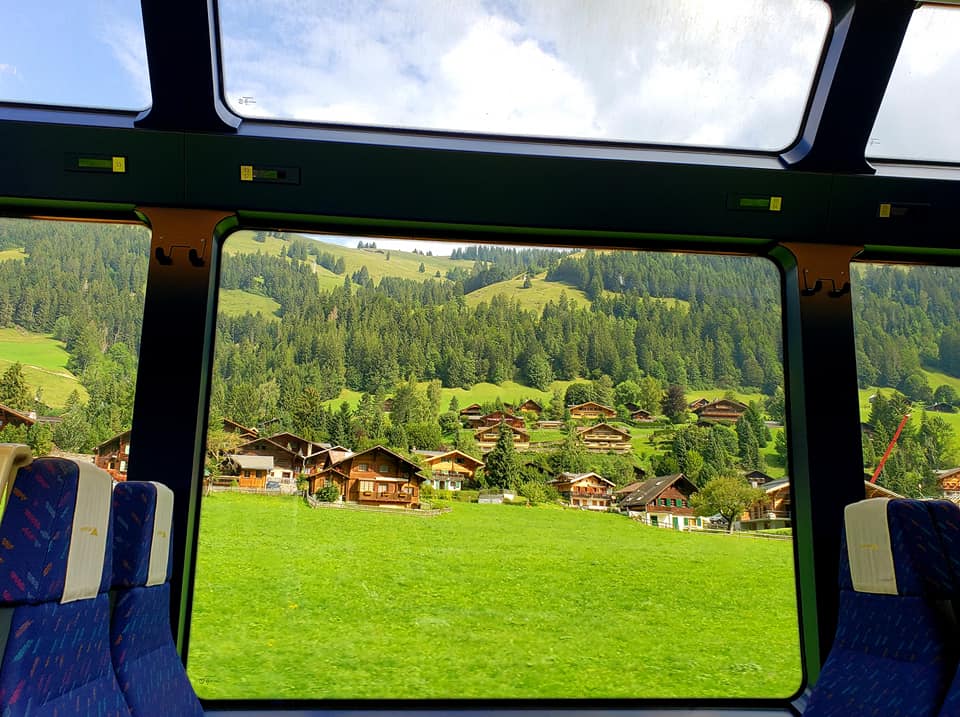 在旅途尾聲，Queenie乘搭火車暢遊歐洲多國，沿途欣賞鄉村美景。