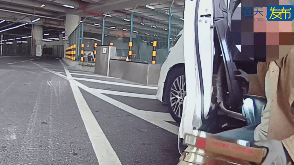 海关人员在车门发现暗格藏“私烟”。