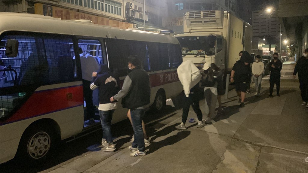 元朗工廈搗無牌酒吧,多人被捕。警方圖片
