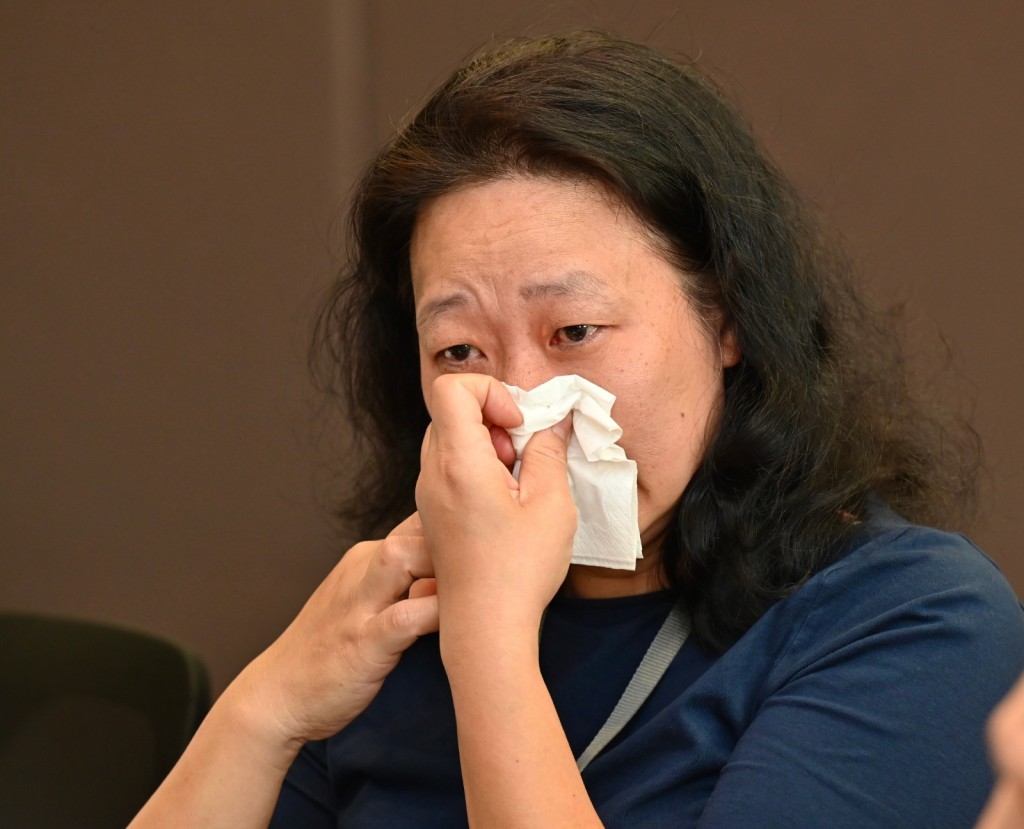 立法会议员狄志远及江玉欢与玫瑰岗中学的旧生及家长代表召开申诉大会，有家长一度哽咽、落泪，为事件感到难过。锺健华摄