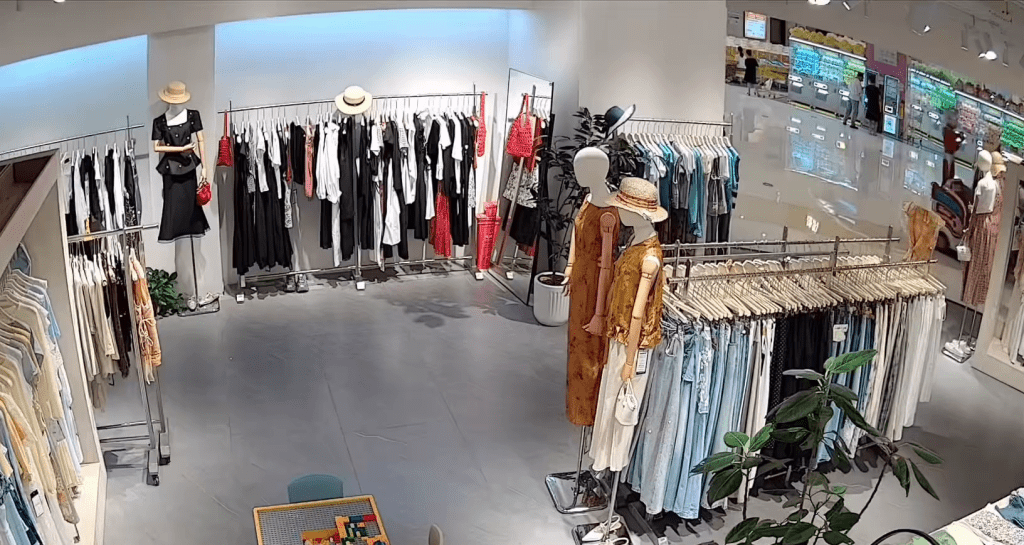 事發前服裝店。 