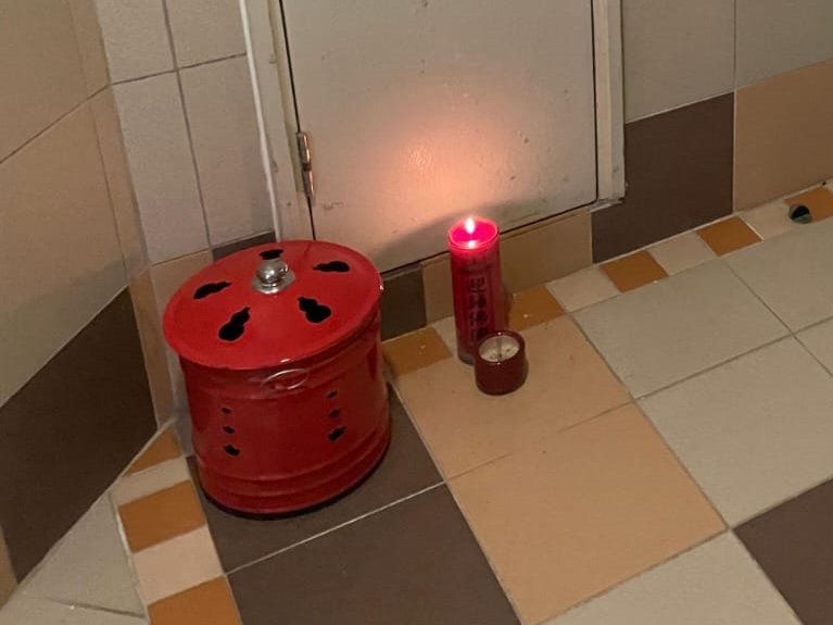 死者家外擺放化寶桶及蠟燭。 死者家外擺放化寶桶及蠟燭。
