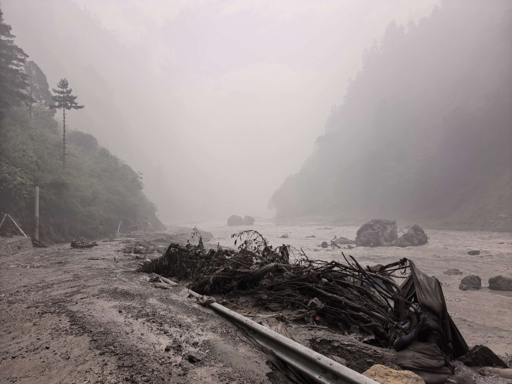 中尼边境周三（26日）爆发灾难性山洪及泥石流。新华社
