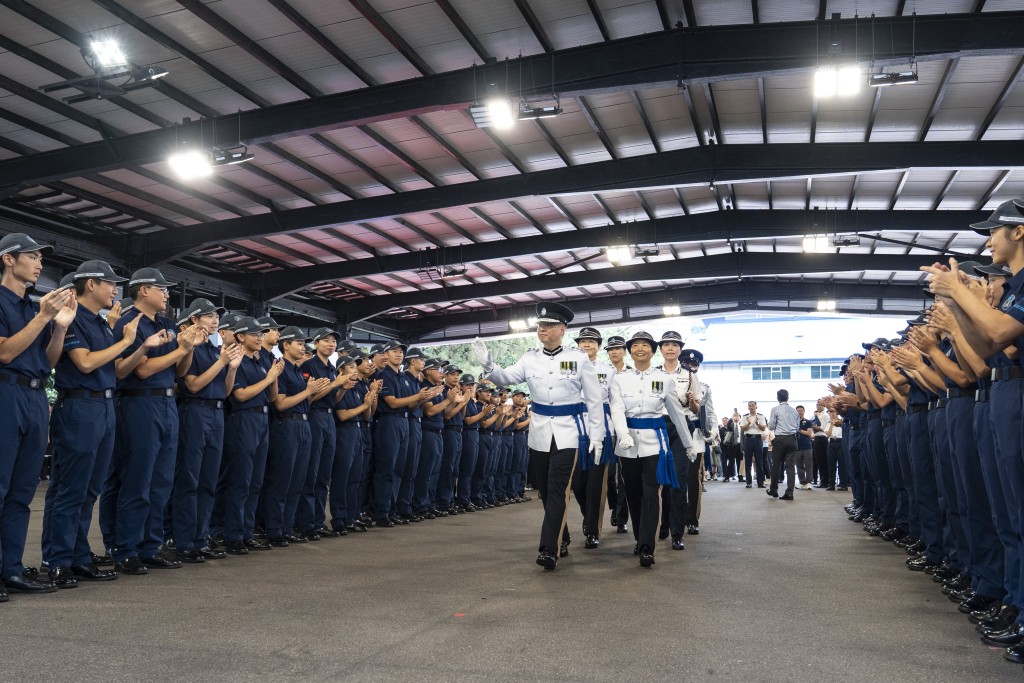 警务处处长周一鸣(前排左一)今日(13日)出席香港警察学院学警预备训练结业会操后,恭贺结业学员。 警务处处长周一鸣(前排左一)今日(13日)出席香港警察学院学警预备训练结业会操后,恭贺结业学员。