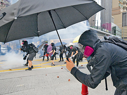 ■国民教育被指长年忽视，导致很多年轻人完全被社交媒体「洗脑」 。