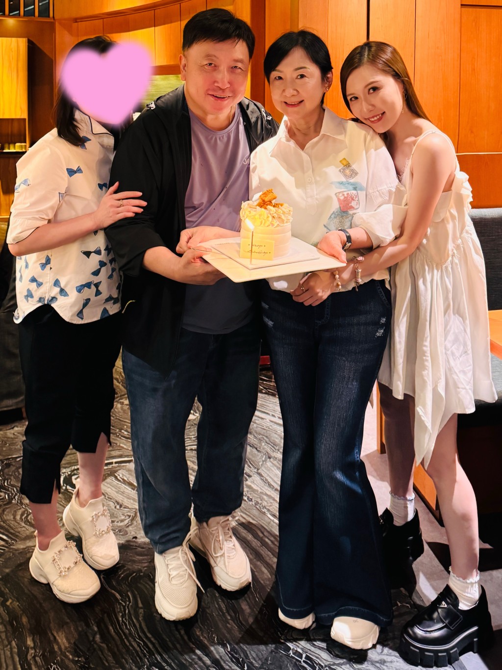 近日王晶女兒王海榛在社交平台分享一家人為丁德君慶生照，網民指王晶樣子有點疲態。